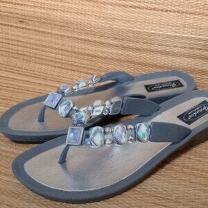 Grandco sandals women's 10 silver gray Aurora Borealis rhinestone flats shoes